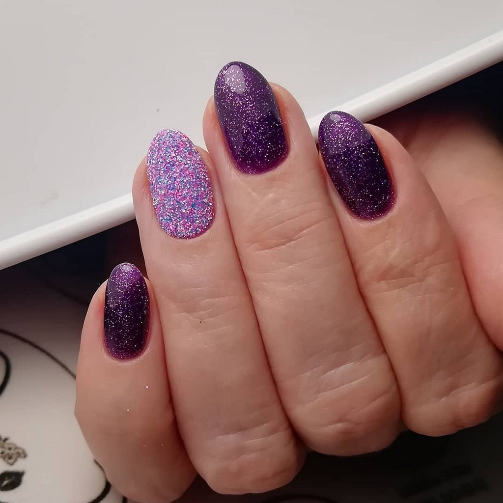 Фиолетовый маникюр с блестками и присыпкой на безымяном пальце